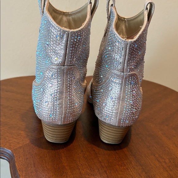 Forever Link rhinestone cowboy boots  silver 8.5”h pull on  1.5”heel pointed toe - Picture 7 of 12